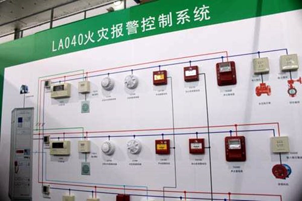 出現(xiàn)火警時，樓宇控制系統(tǒng)如何快速做出反應？